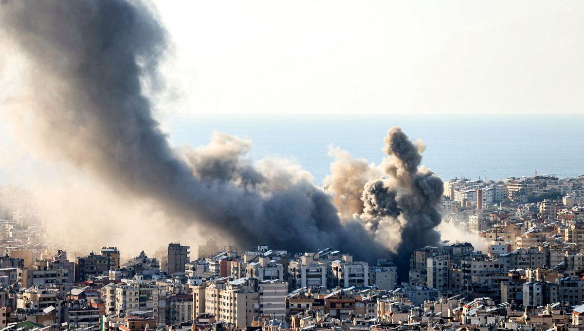 رئيس الوزراء اللبناني يحذر من "كارثة إنسانية" على وقع الغارات الإسرائيلية