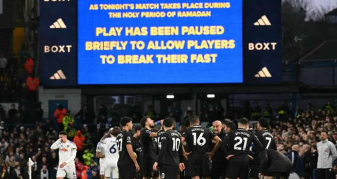 كأس إنجلترا .. ليدز يدعو جماهيره إلى احترام اللاعبين لحظة الإفطار