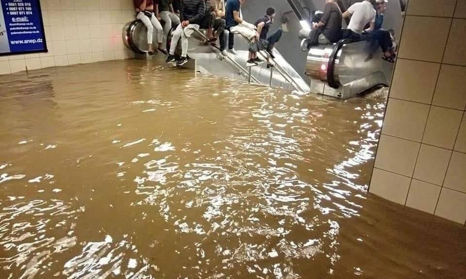 الجزائر.. ستة قتلى جراء الفيضانات بوسط غرب البلاد