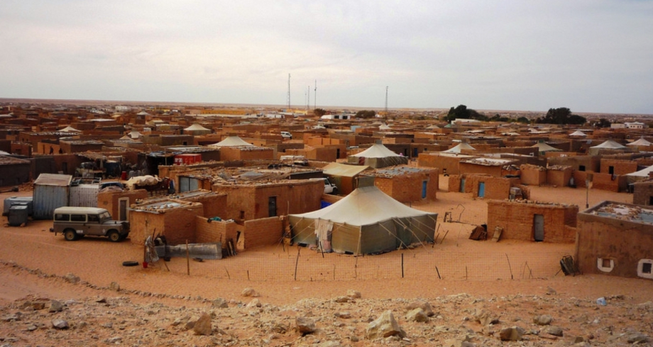 وكالة أنباء إسبانية تشير إلى غياب المراقبة على أموال المساعدات الإنسانية الموجهة لمخيمات تندوف