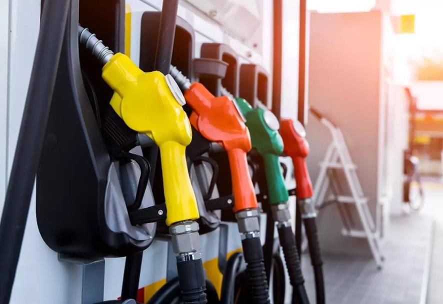 باكستان ترفع أسعار الوقود بنسبة 20 في المائة جراء التوتر في الشرق الأوسط