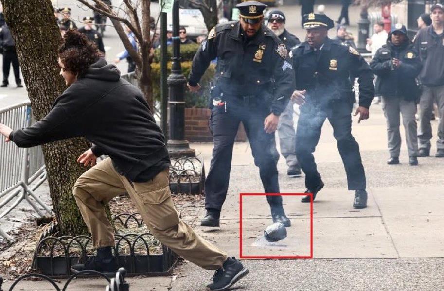 إلقاء عبوات "حارقة" على مظاهرة في نيويورك.. شرطة مكافحة الإرهاب تفتح تحقيقا