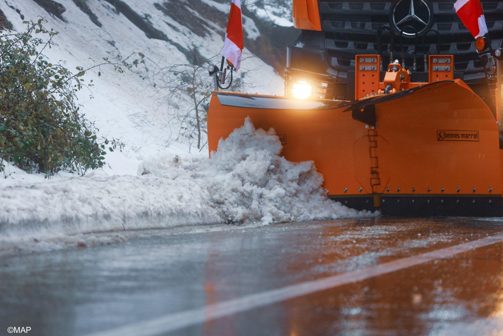 بني ملال .. تدخلات ميدانية متواصلة لإعادة فتح الطرق المتضررة من التساقطات الثلجية