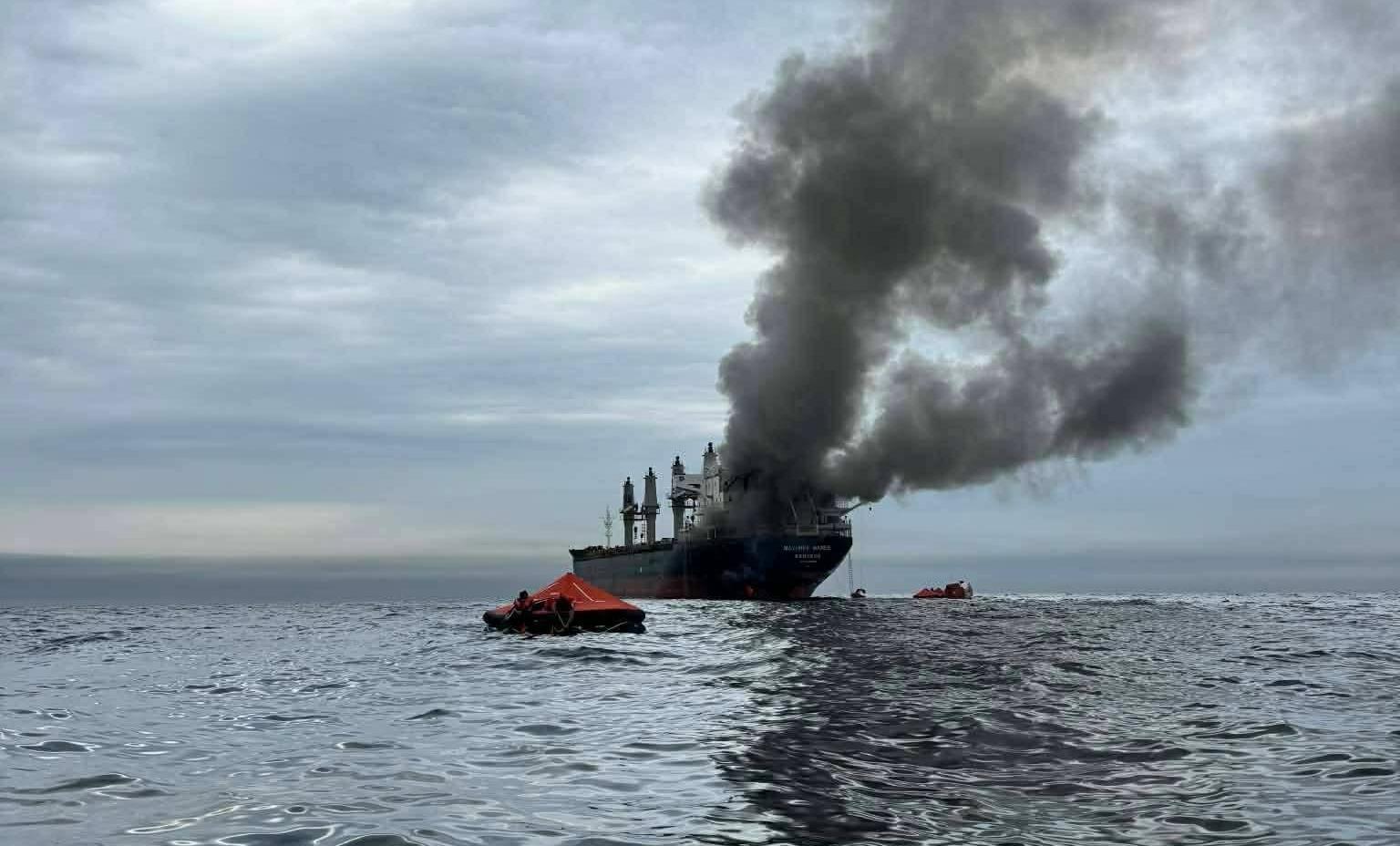 سلطنة عُمان تجلي 20 شخصا من سفينة تجارية تايلاندية تعرضت للاستهداف قبالة سواحلها