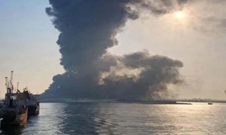 السلطات العمانية تواصل جهود مكافحة حريق في خزانات الوقود بميناء صلالة