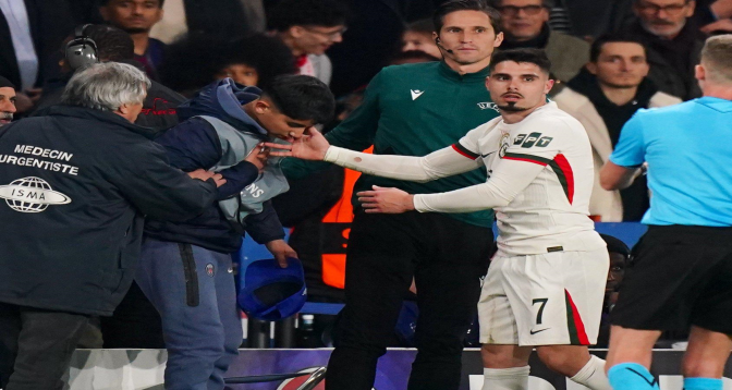 بعد حادثة دفع جامع الكرات .. ويفا يفتح إجراءات تأديبية بحق بيدرو نيتو