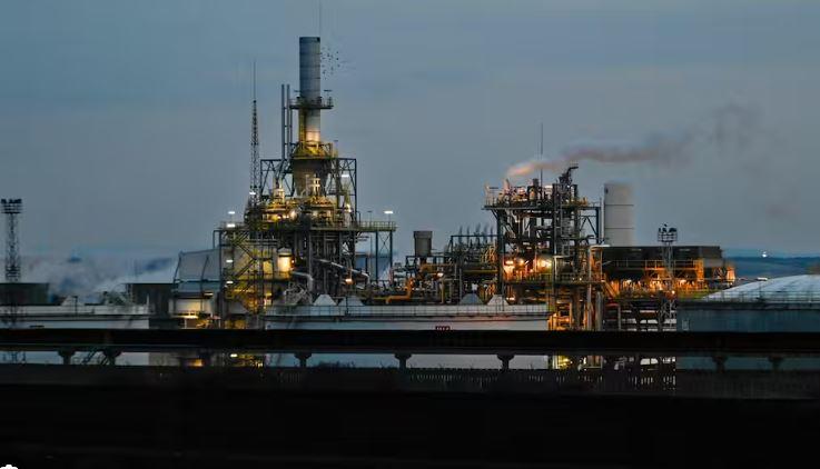 Les États-Unis permettent la vente temporaire de pétrole russe