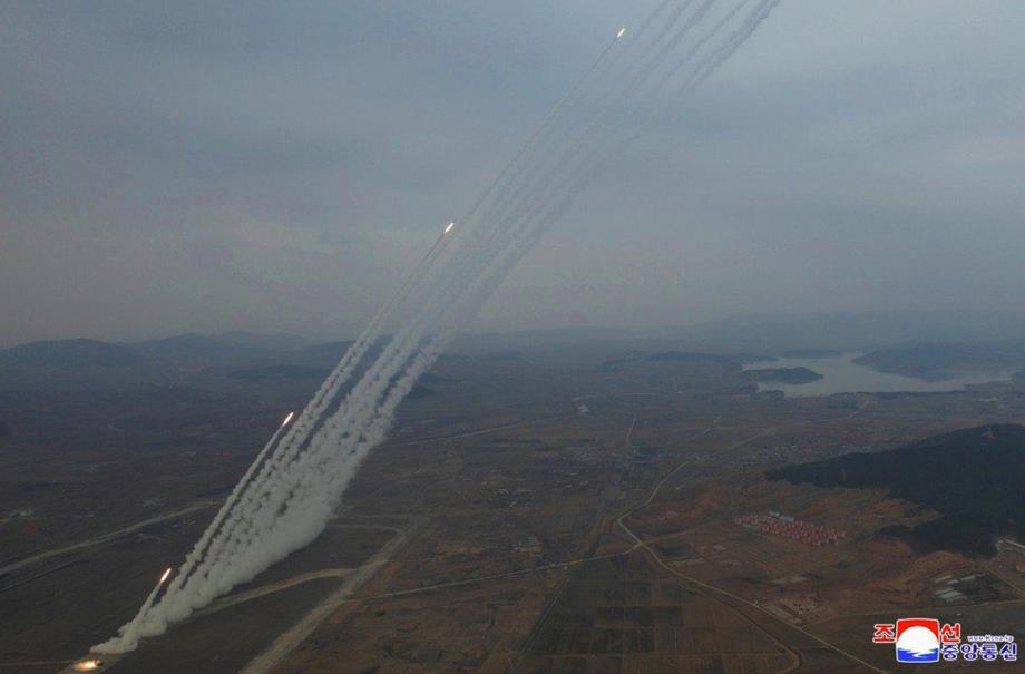 كوريا الشمالية تجري تدريبات إطلاق من قاذفات صواريخ فائقة الدقة بحضور كيم جونغ-أون كوريا الشمالية تجري تدريبات إطلاق من قاذفات صواريخ فائقة الدقة بحضور كيم جونغ-أون