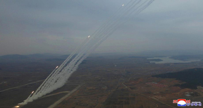 كوريا الشمالية تجري تدريبات إطلاق من قاذفات صواريخ فائقة الدقة بحضور كيم جونغ-أون