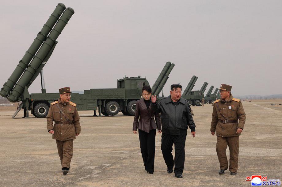 La Corée du Nord conduit un exercice de roquettes en présence de Kim Jong-un
