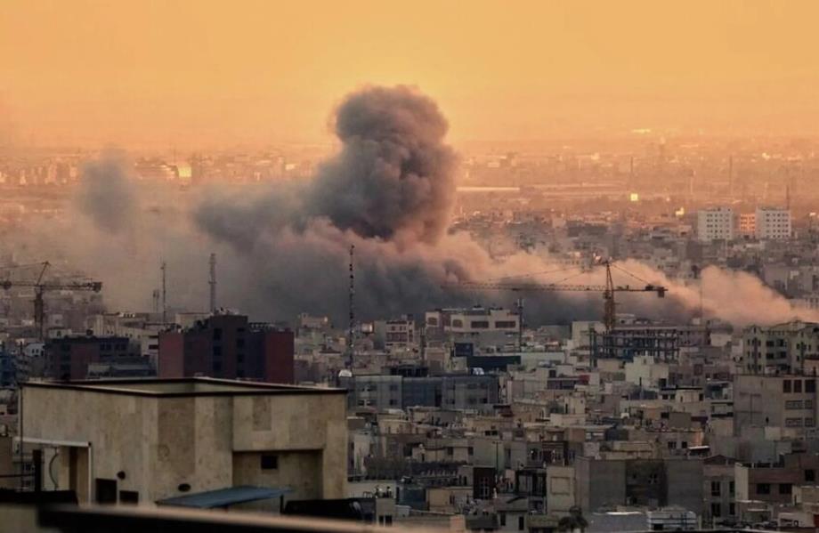 الجيش الإسرائيلي يشن ضربات واسعة على غرب إيران الجيش الإسرائيلي يشن ضربات واسعة على غرب إيران