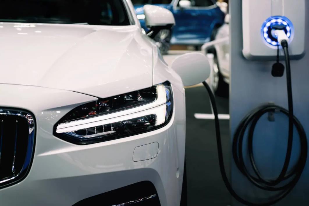 ألمانيا .. تزايد الاهتمام بالسيارات الكهربائية مع ارتفاع أسعار الوقود ألمانيا .. تزايد الاهتمام بالسيارات الكهربائية مع ارتفاع أسعار الوقود