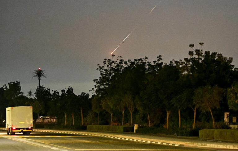 Un mort à Abou Dhabi suite à la chute d'un missile sur son véhicule Un mort à Abou Dhabi suite à la chute d'un missile sur son véhicule