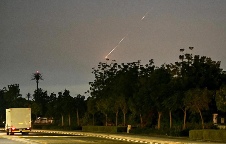 مقتل شخص جراء سقوط صاروخ على مركبة مدنية في أبوظبي مقتل شخص جراء سقوط صاروخ على مركبة مدنية في أبوظبي