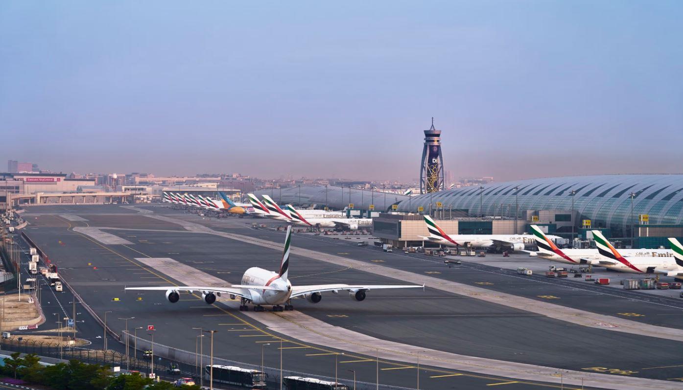 الإمارات: فرق الدفاع المدني تسيطر على حريق بمحيط مطار دبي الدولي دون تسجيل إصابات الإمارات: فرق الدفاع المدني تسيطر على حريق بمحيط مطار دبي الدولي دون تسجيل إصابات