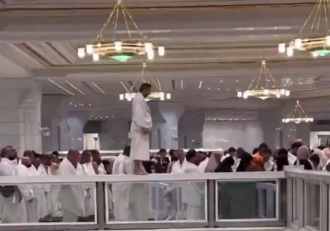 ظهور شخص يصلي في موقع غير مخصص داخل المسجد الحرام .. و"أمن الحج والعمرة" يباشر الحالة