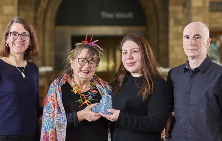 متحف التاريخ الطبيعي بلندن يكشف لغز معدن أزرق نادر عثر عليه بالمغرب قبل ثلاثة عقود