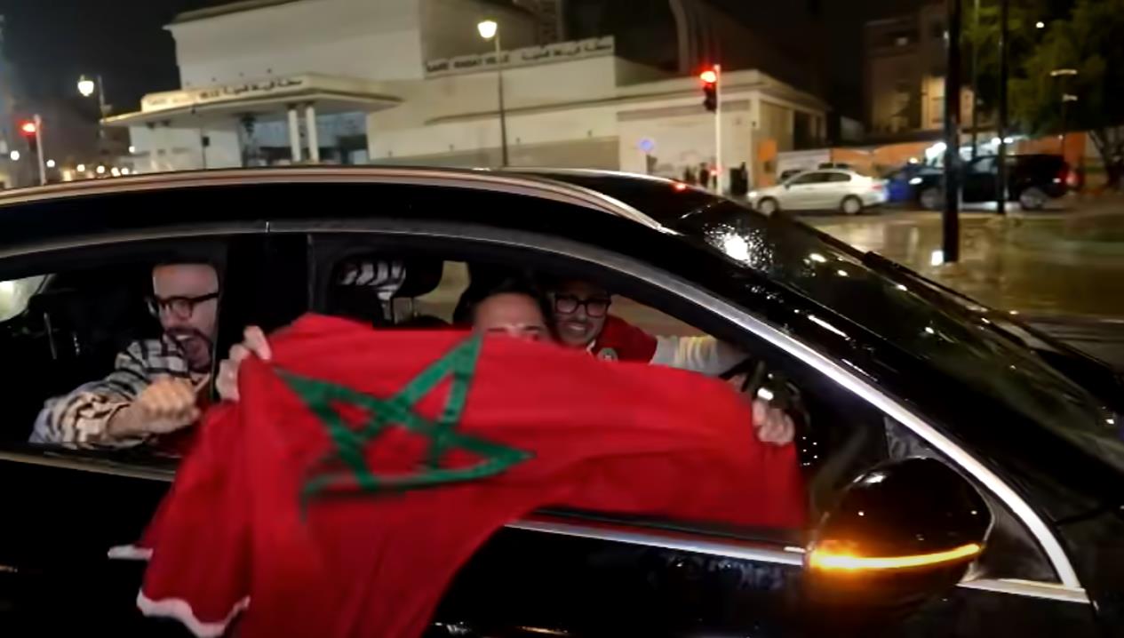 فيديو .. فرحة عارمة تعم شوارع الرباط بعد اعتماد نتيجة 3-0 لصالح المنتخب الوطني المغربي