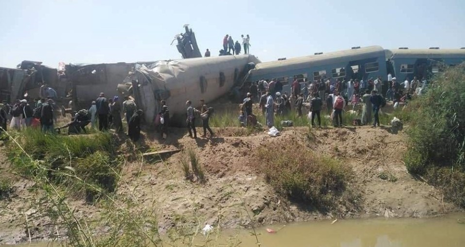 إصابة 97 شخصا بجروح في حادث خروج قطار عن القضبان في مصر