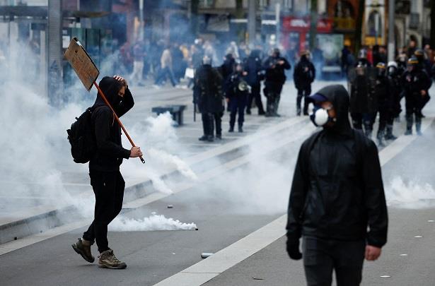 الفرنسيون ينزلون من جديد إلى الشارع احتجاجا على إصلاح نظام التقاعد