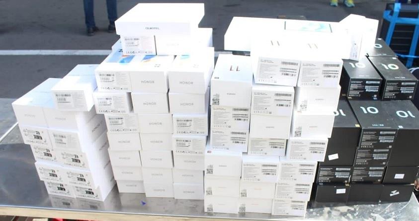 باب سبتة .. إحباط تهريب كمية مهمة من الهواتف الذكية باب سبتة .. إحباط تهريب كمية مهمة من الهواتف الذكية