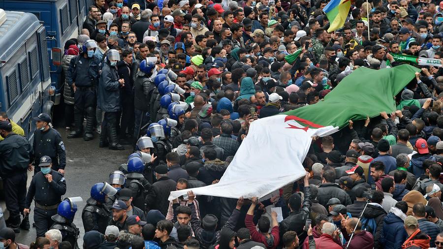 مئات الطلبة يخرجون في مسيرة بالجزائر العاصمة للمطالبة بتغيير جذري للنظام