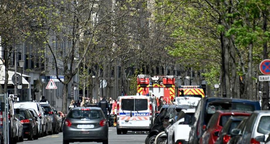 Un mort et une blessée grave par balles devant un hôpital à Paris, le tireur en fuite