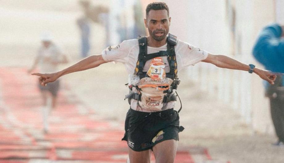ماراطون الرمال .. العداء المغربي محمد المرابطي يفوز بالنسخة الأربعين