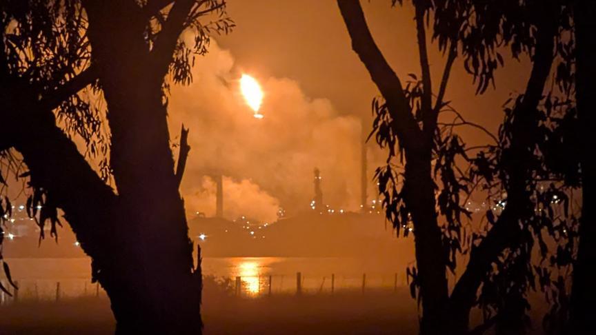 Australie : incendie dans une raffinerie clé, production d’essence sous pression