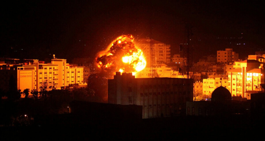 قصف غزة.. الإمارات تدعو لخفض التصعيد والحفاظ على أرواح المدنيين