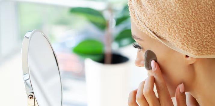 Utiliser moins de cosmétiques fait baisser rapidement la trace de polluants dans le corps selon une étude Utiliser moins de cosmétiques fait baisser rapidement la trace de polluants dans le corps selon une étude