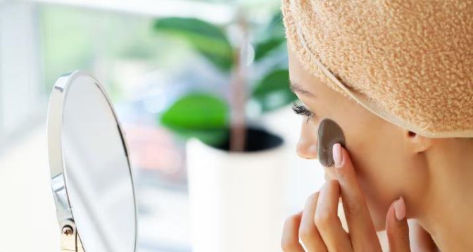 Utiliser moins de cosmétiques fait baisser rapidement la trace de polluants dans le corps selon une étude 