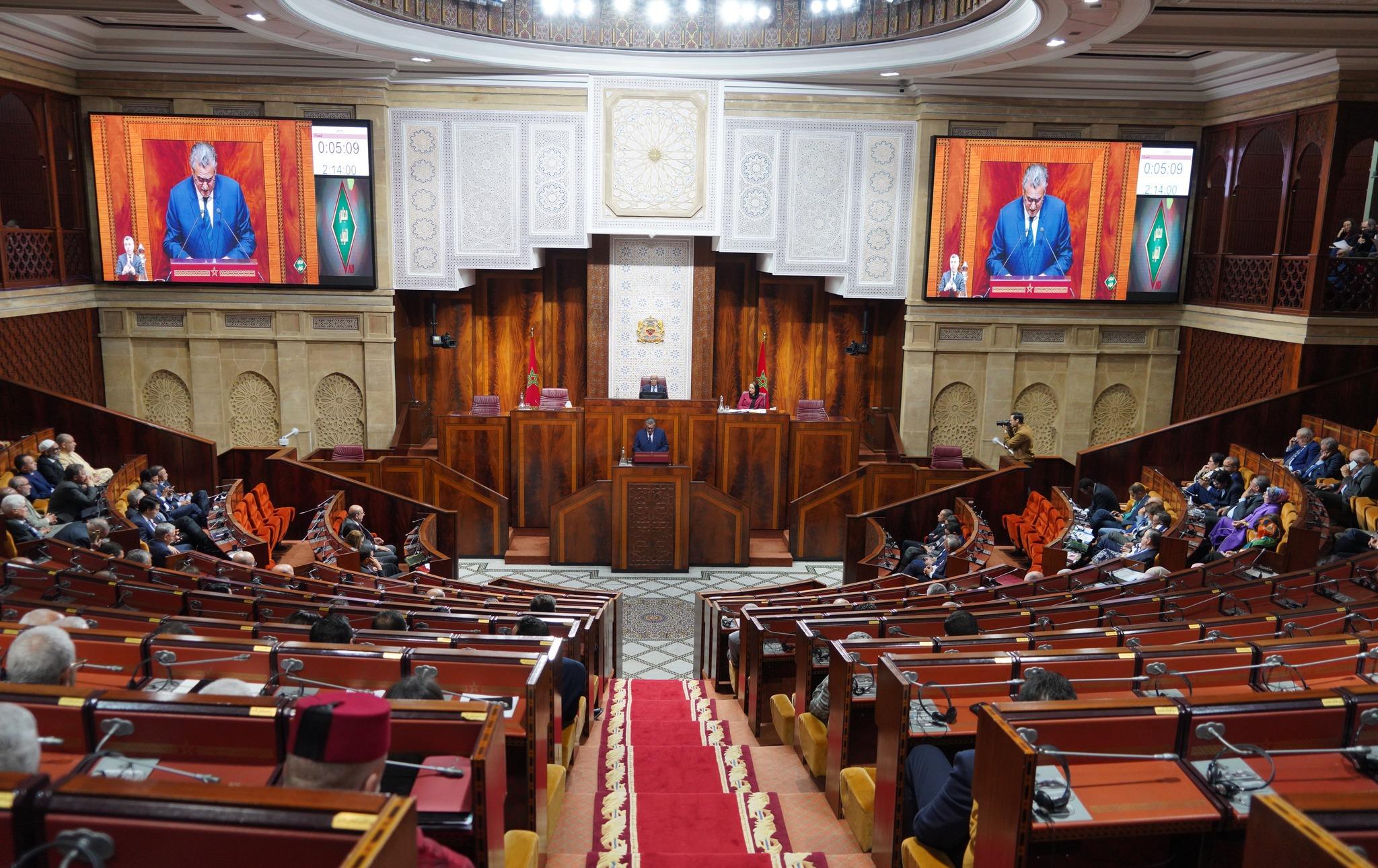 Chambre des conseillers - bilan gouvernemental : la majorité salue une gestion "audacieuse", l’opposition conteste l’impact réel