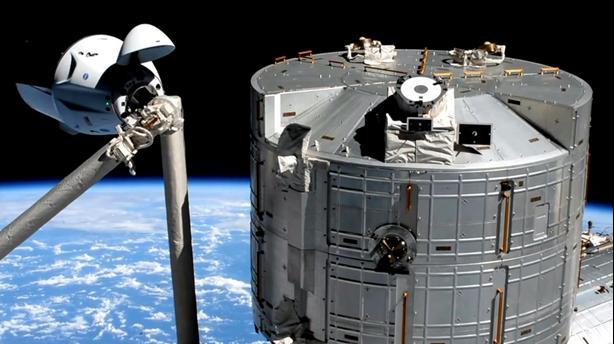 الكبسولة "كرو دراغون" التابعة لـ"سبايس إكس" بدأت الالتحام بمحطة الفضاء الدولية