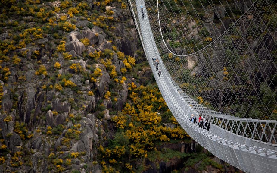 البرتغال تدشن أطول جسر مشاة معلق في العالم