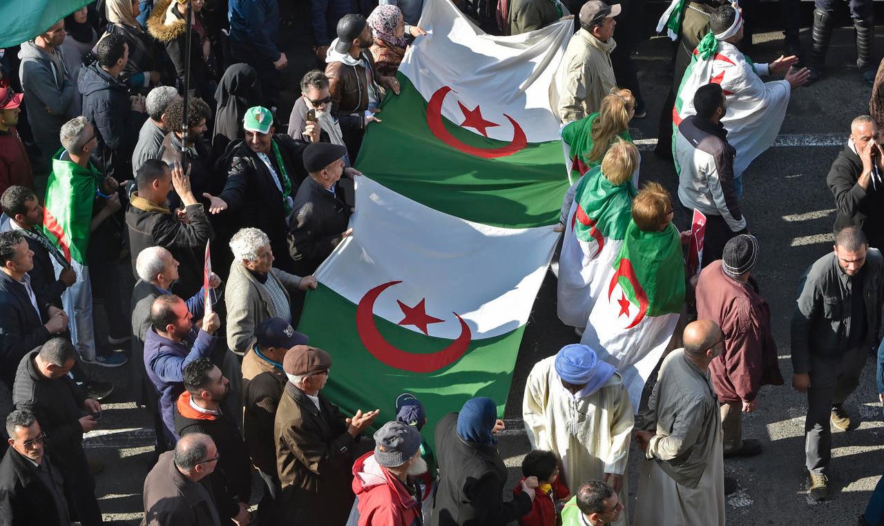 آلاف الجزائريين يتظاهرون ضد موجة القمع التي تجتاح البلاد