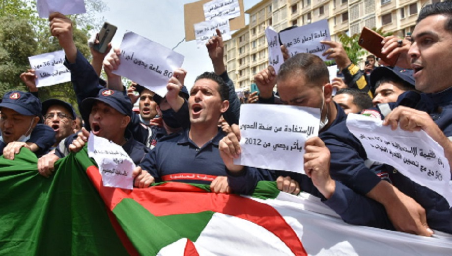 Une impressionnante marche des pompiers réprimée à Alger