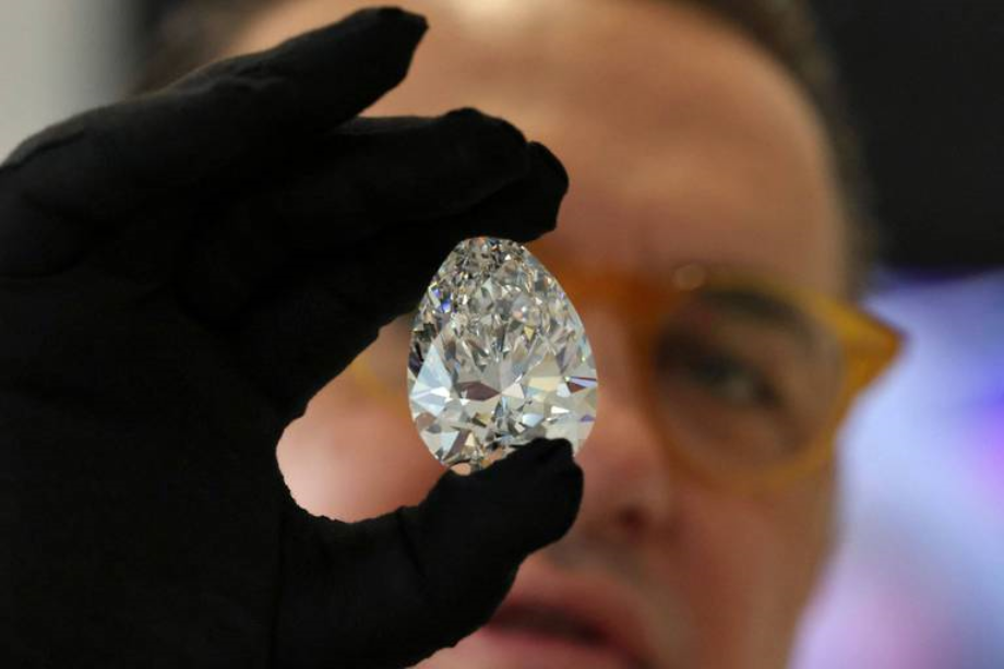 Le plus gros diamant blanc jamais mis aux enchères sera vendu à Genève