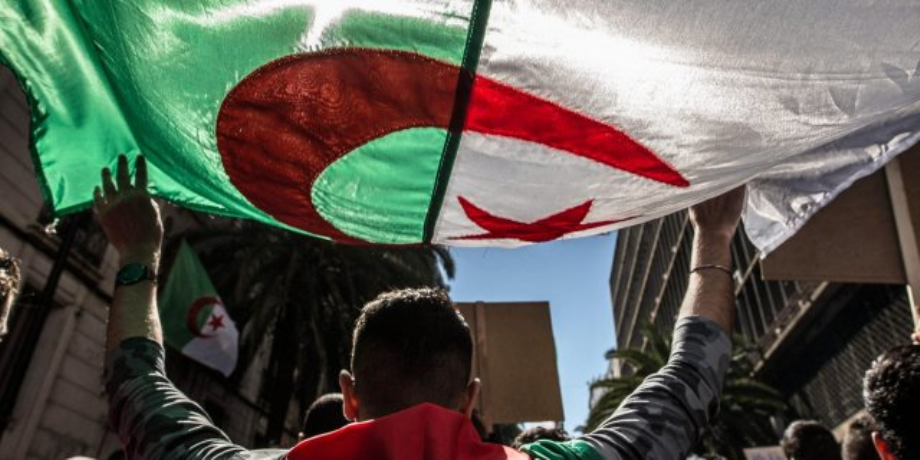 Algérie: une manifestation de soutien aux détenus violemment dispersée par la police