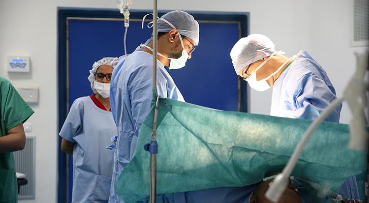 جرسيف: إجراء أول عملية جراحية دقيقة للاستبدال الكلي لمفصل الورك