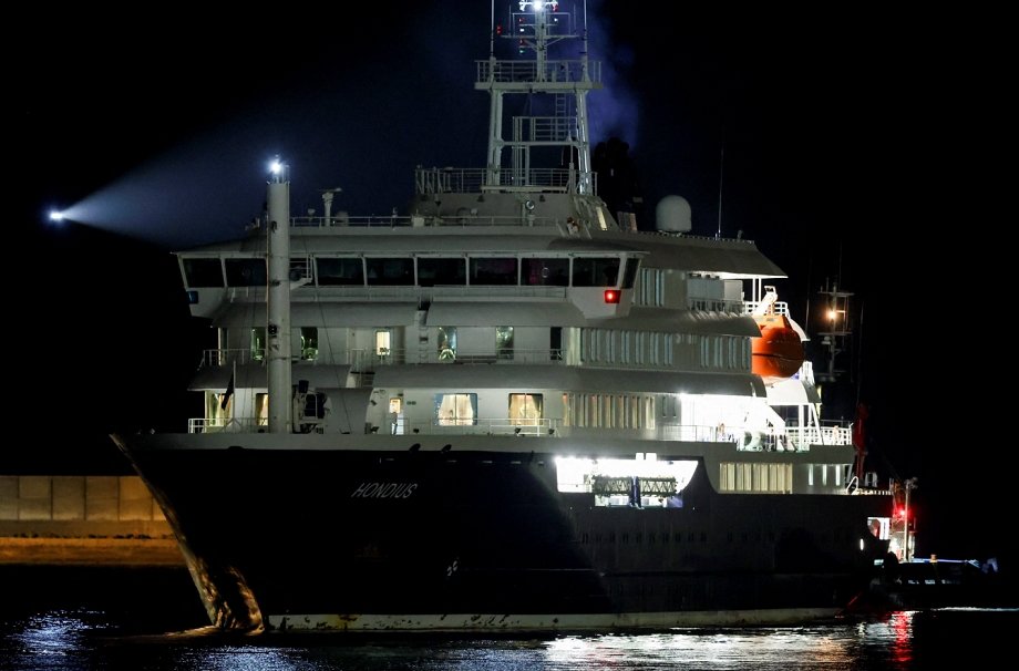 Hantavirus: le navire de croisière arrivé sur l'île de Tenerife pour évacuer ses occupants