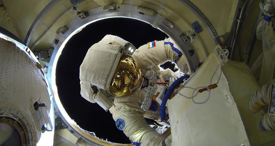 روسيا سترسل طاقما لإنجاز أول فيلم في الفضاء