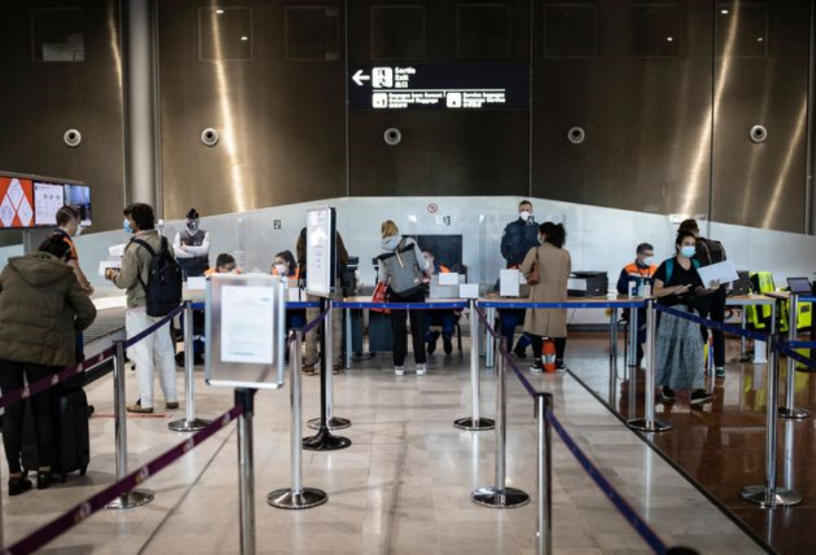La France étend la quarantaine obligatoire aux voyageurs en provenance de quatre autres pays