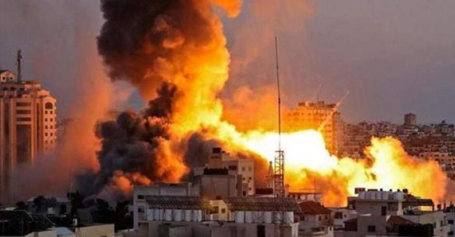 لحظة قصف برج الجلاء في غزة