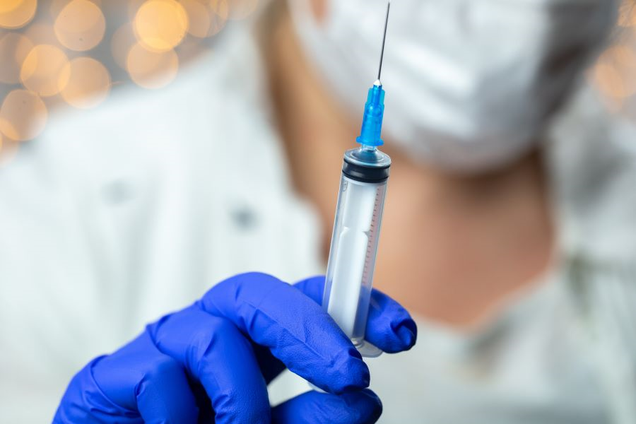 Vaccins anti-Covid: le Parlement européen réclame une levée temporaire des brevets