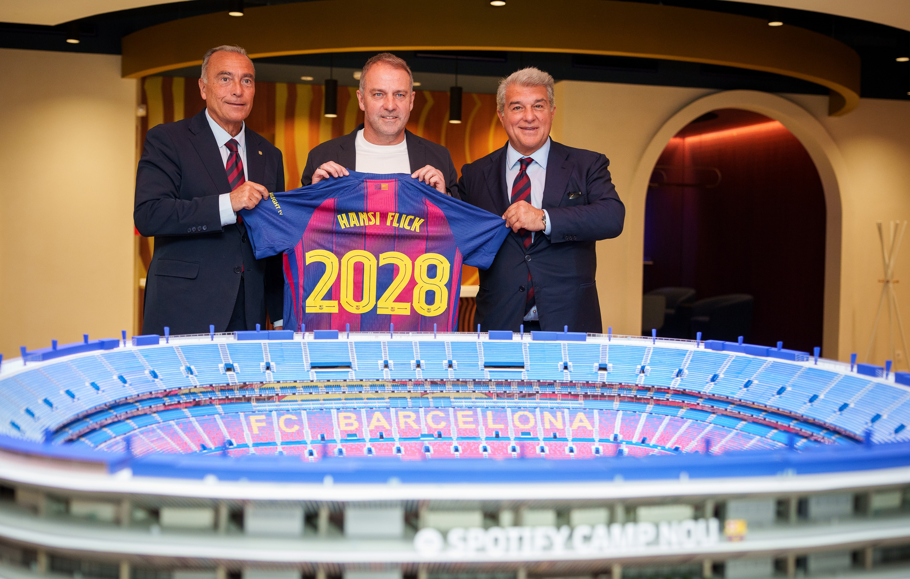 هانزي فليك يواصل الرحلة مع برشلونة حتى 2028 هانزي فليك يواصل الرحلة مع برشلونة حتى 2028