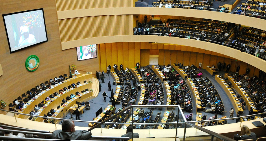 الاتحاد الإفريقي يدين الاستيلاء على السلطة بالقوة في غينيا ويطالب بالإفراج عن الرئيس ألفا كوندي