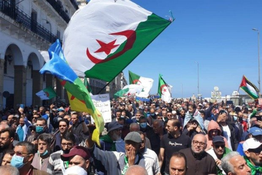 Algérie: les heurts entre manifestants et forces de l'ordre reprennent à Kherrata