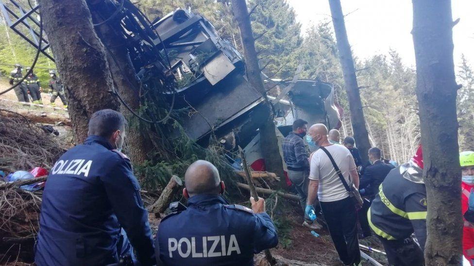 إيطاليا ..ارتفاع حصيلة ضحايا سقوط قاطرة معلقة إلى ثمانية قتلى