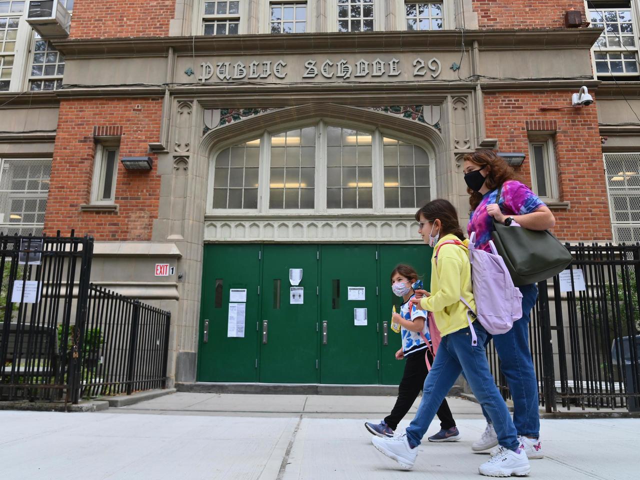 عودة مدارس نيويورك بالكامل إلى التعليم الحضوري خلال الخريف المقبل